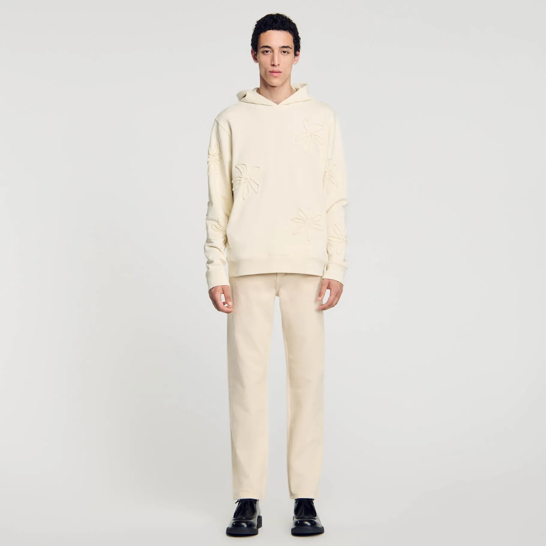 Shop SANDRO Hoodie à Capuche Orné De Fleurs Ecru