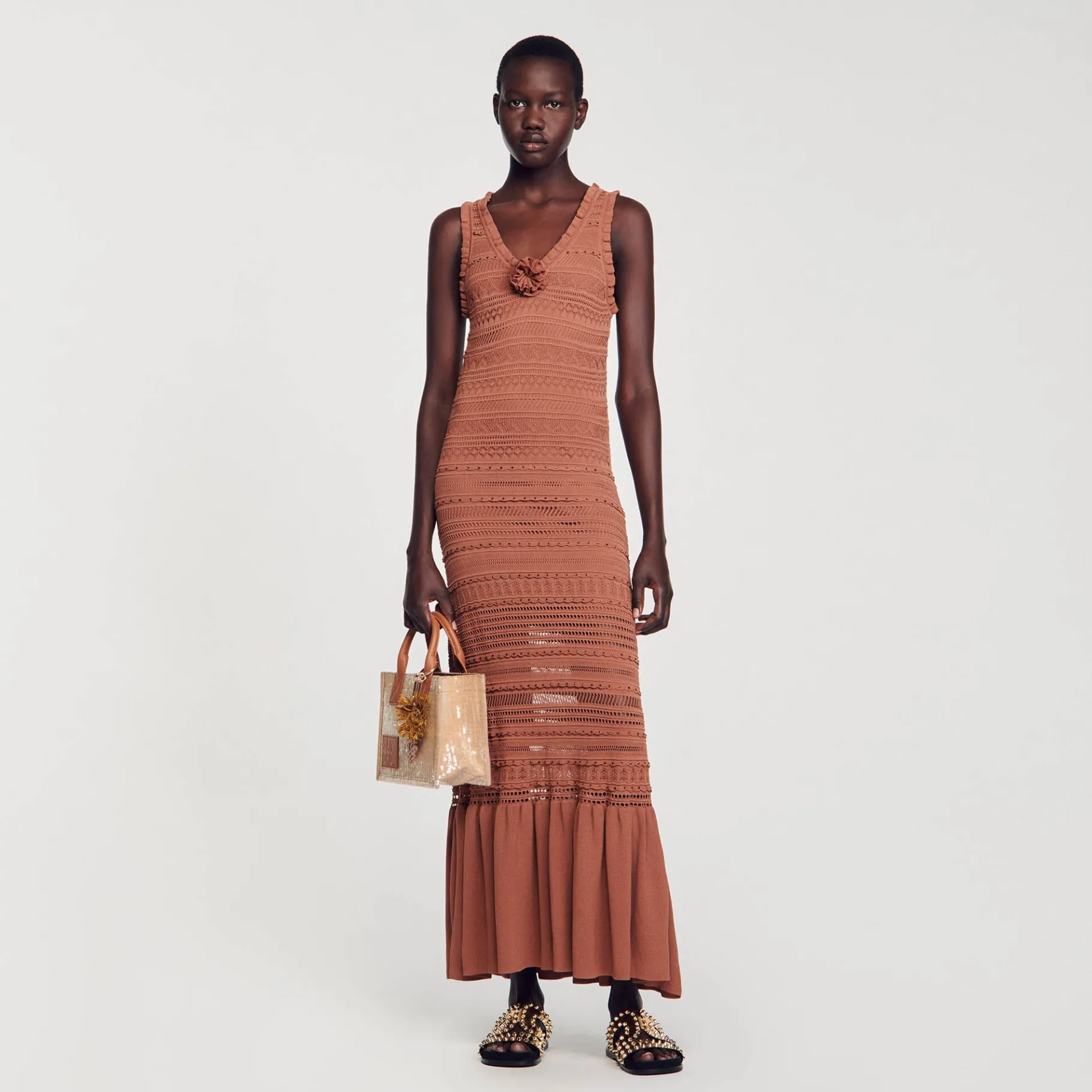 Shop SANDRO Robe Longue En Maille Marron