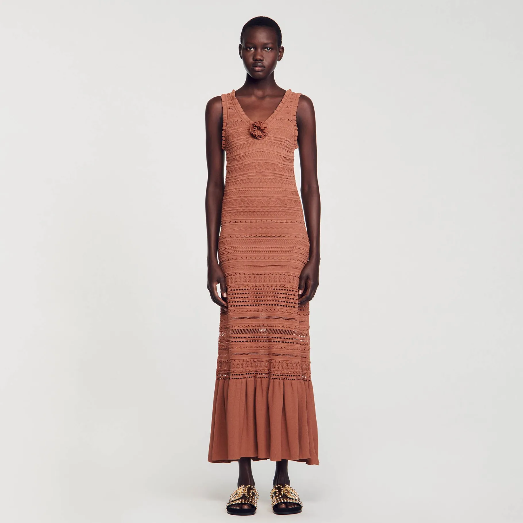 Shop SANDRO Robe Longue En Maille Marron